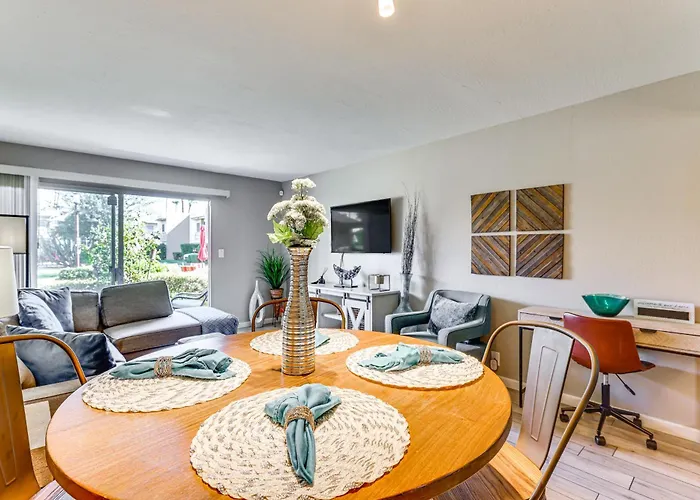 Unwind Poolside, Walk To Old Town! Unit *