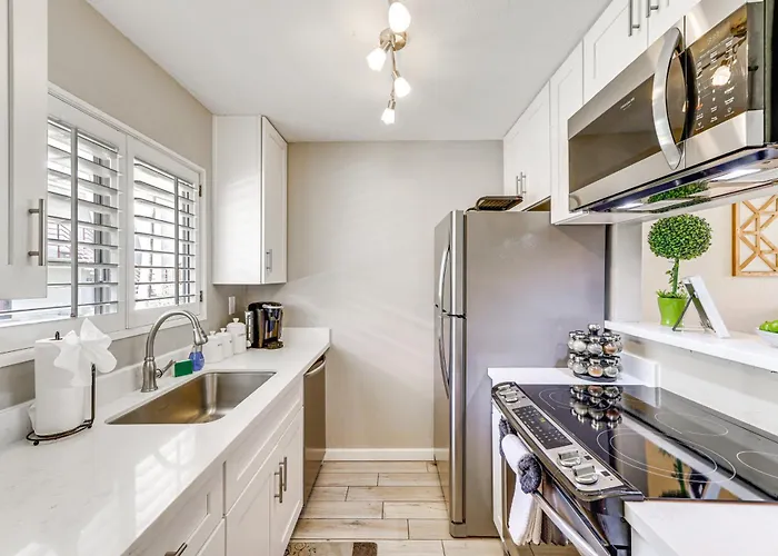 Holiday home Unwind Poolside, Walk To Old Town! Unit