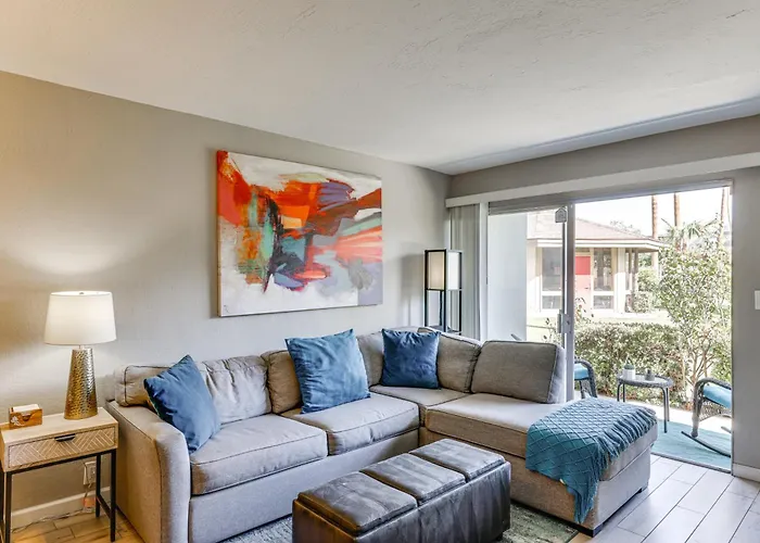 Unwind Poolside, Walk To Old Town! Unit Holiday home *