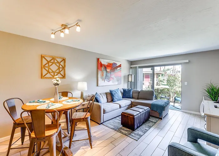 Unwind Poolside, Walk To Old Town! Unit Holiday home
