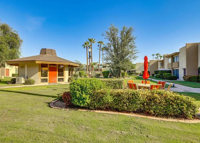 Unwind Poolside, Walk To Old Town! Unit Holiday home