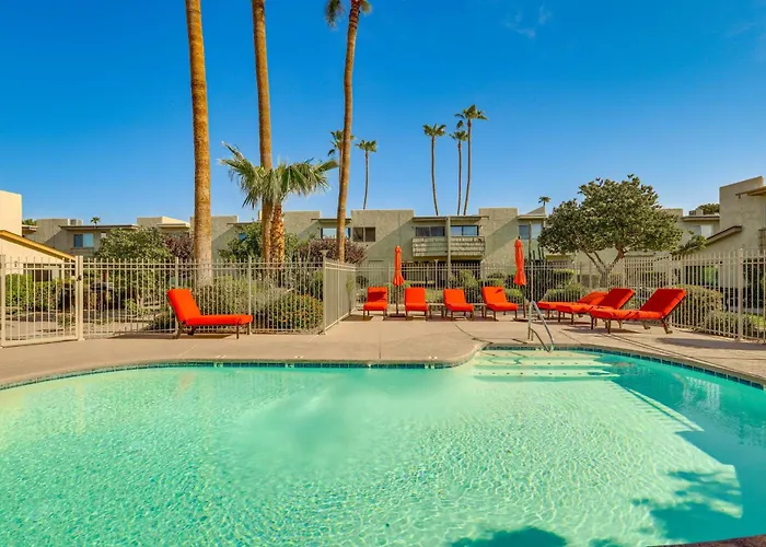 Unwind Poolside, Walk To Old Town! Unit Holiday home *