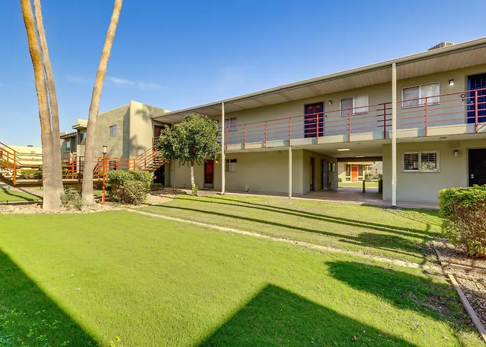Unwind Poolside, Walk To Old Town! Unit Holiday home
