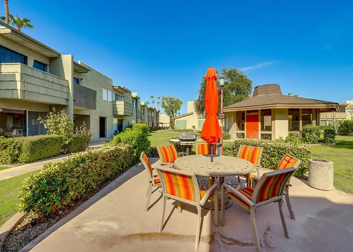 Unwind Poolside, Walk To Old Town! Unit