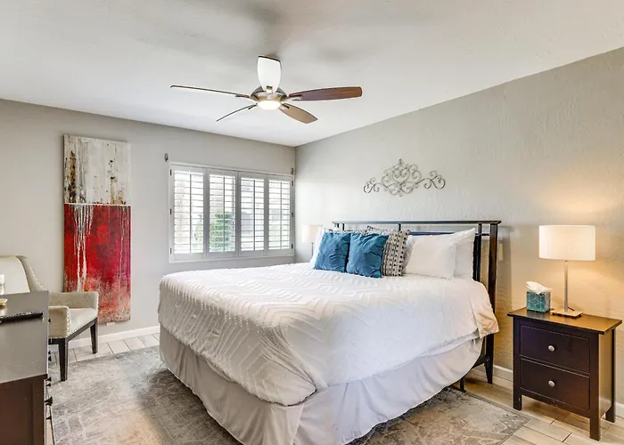 Unwind Poolside, Walk To Old Town! Unit Holiday home