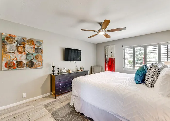 Holiday home Unwind Poolside, Walk To Old Town! Unit